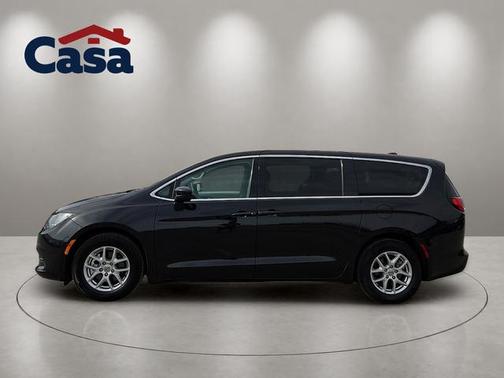 Brilliant Black Crystal Pearlcoat 2023 Chrysler Voyager LX