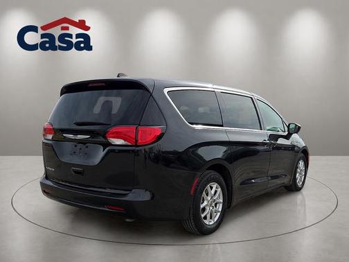 Brilliant Black Crystal Pearlcoat 2023 Chrysler Voyager LX