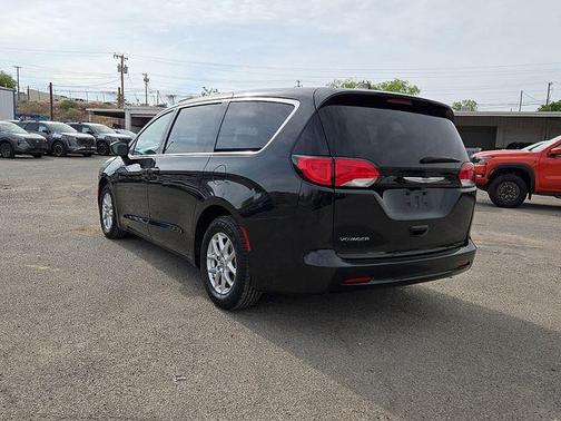2023 Chrysler Voyager LX