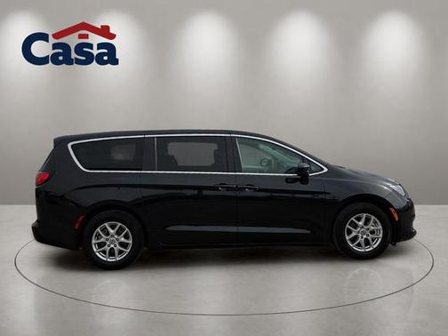 Brilliant Black Crystal Pearlcoat 2023 Chrysler Voyager LX