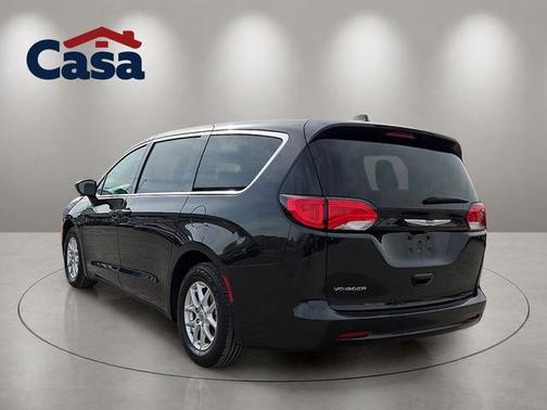Brilliant Black Crystal Pearlcoat 2023 Chrysler Voyager LX