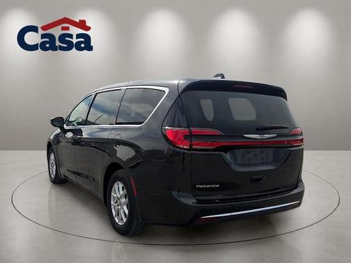 Brilliant Black Crystal Pearlcoat 2023 Chrysler Pacifica Touring-L