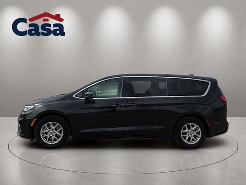 Brilliant Black Crystal Pearlcoat 2023 Chrysler Pacifica Touring-L