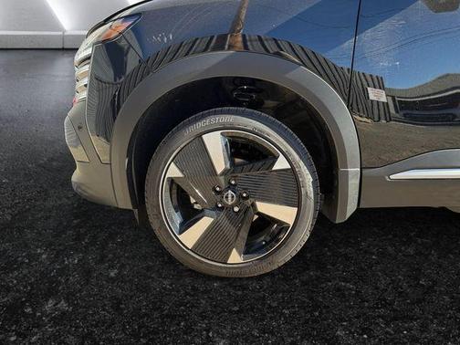 Super Black 2026 Nissan Kicks SR