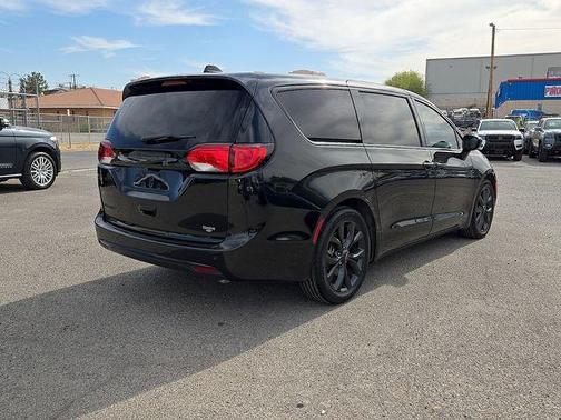 Brilliant Black Crystal Pearlcoat 2020 Chrysler Pacifica Touring