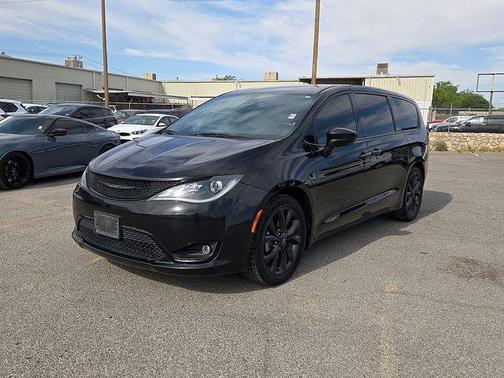 Brilliant Black Crystal Pearlcoat 2020 Chrysler Pacifica Touring