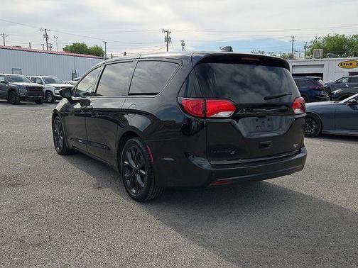 Brilliant Black Crystal Pearlcoat 2020 Chrysler Pacifica Touring
