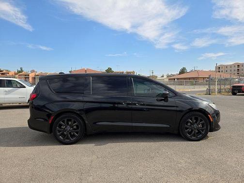Brilliant Black Crystal Pearlcoat 2020 Chrysler Pacifica Touring