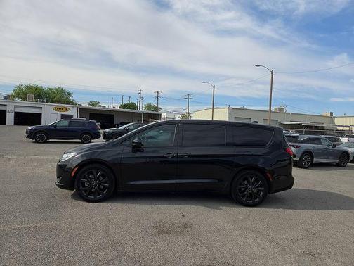 Brilliant Black Crystal Pearlcoat 2020 Chrysler Pacifica Touring