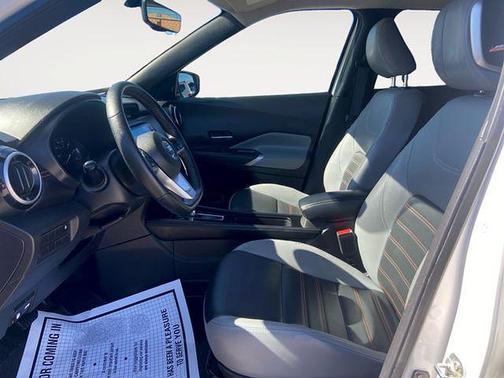 Aspen White / Super Black 2021 Nissan Kicks SR