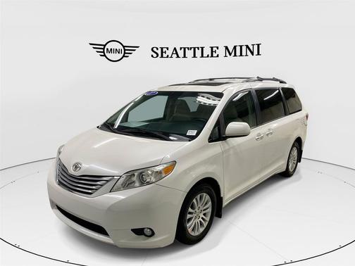 Blizzard Pearl 2017 Toyota Sienna XLE