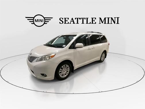 Blizzard Pearl 2017 Toyota Sienna XLE