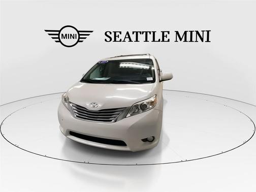 Blizzard Pearl 2017 Toyota Sienna XLE