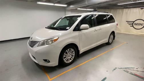 Blizzard Pearl 2017 Toyota Sienna XLE
