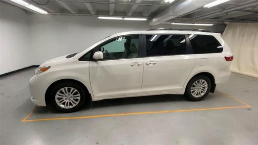 Blizzard Pearl 2017 Toyota Sienna XLE
