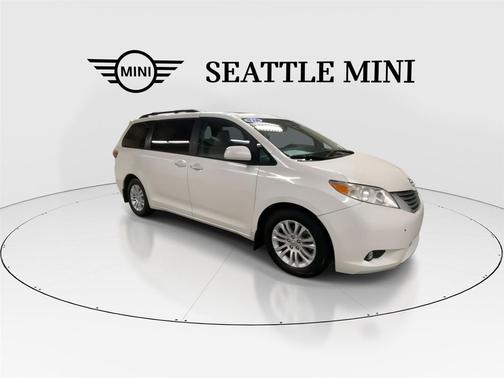 Blizzard Pearl 2017 Toyota Sienna XLE