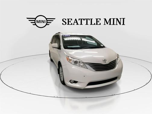 Blizzard Pearl 2017 Toyota Sienna XLE