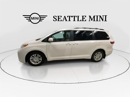 Blizzard Pearl 2017 Toyota Sienna XLE