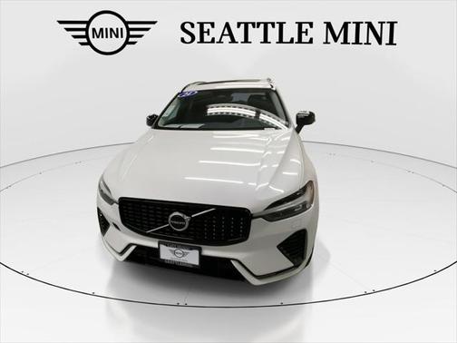 2024 Volvo XC60 Recharge Plug-In Hybrid T8 Core Dark Theme
