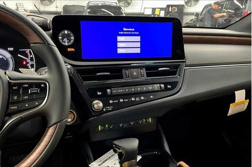 2025 Lexus ES 300h Luxury