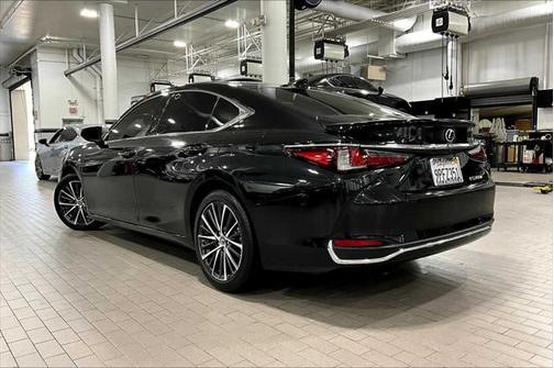 2025 Lexus ES 300h Base