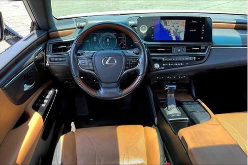 2022 Lexus ES 300h Luxury