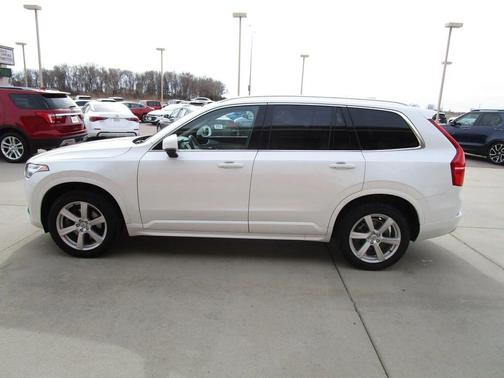 2022 Volvo XC90 T5 Momentum