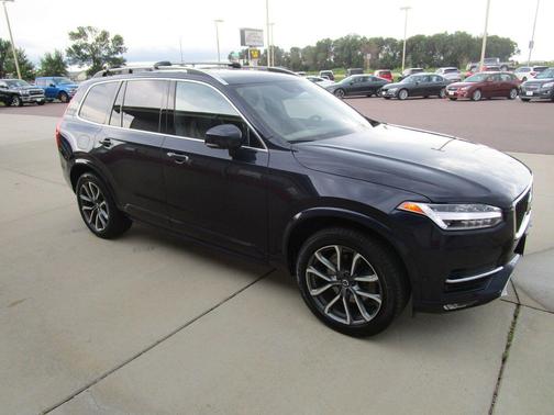 2017 Volvo XC90 T6 Momentum