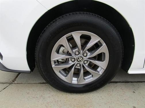 2023 Toyota Sienna LE