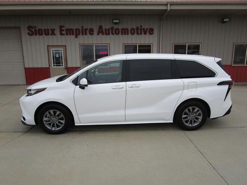 2023 Toyota Sienna LE