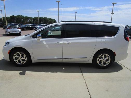 Bright White Clearcoat 2022 Chrysler Pacifica Limited