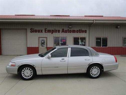 2005 Lincoln Town Car Signature Limited