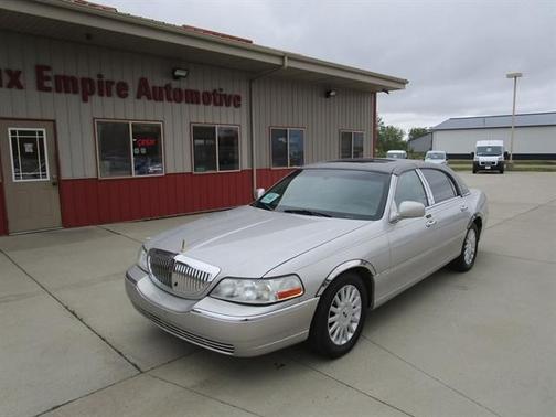 2005 Lincoln Town Car Signature Limited