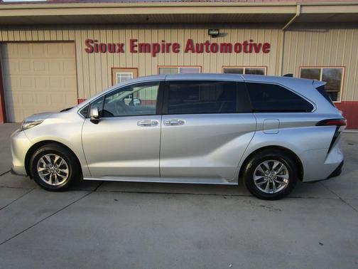 2023 Toyota Sienna XLE