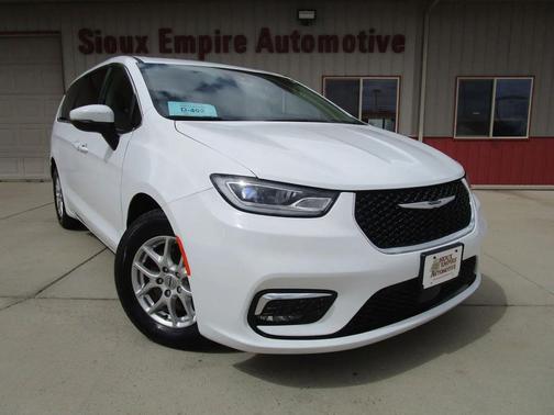 Bright White Clearcoat 2023 Chrysler Pacifica Touring L