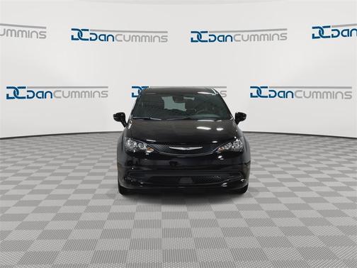 2025 Chrysler Voyager LX