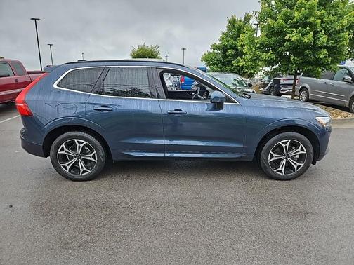 2022 Volvo XC60 B5 Momentum
