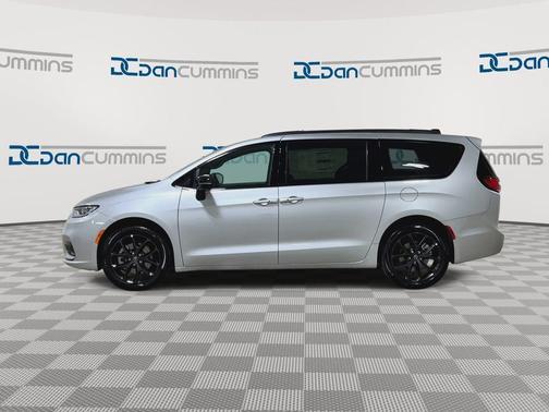 Silver Mist Clearcoat 2026 Chrysler Pacifica Select