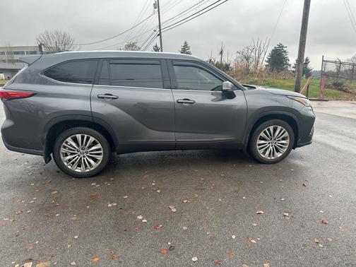 2022 Toyota Highlander Platinum