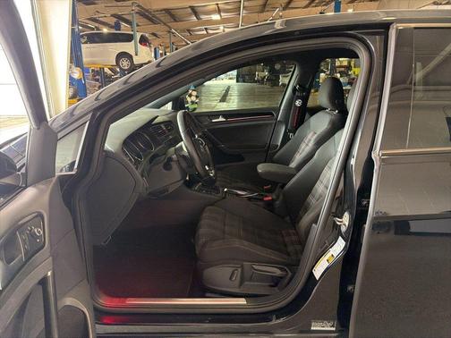 Deep Black Pearl Effect 2017 Volkswagen Golf GTI S 4-Door