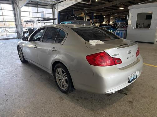 2010 INFINITI G37 