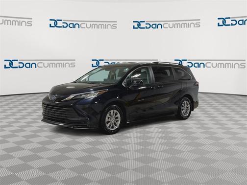 2022 Toyota Sienna LE