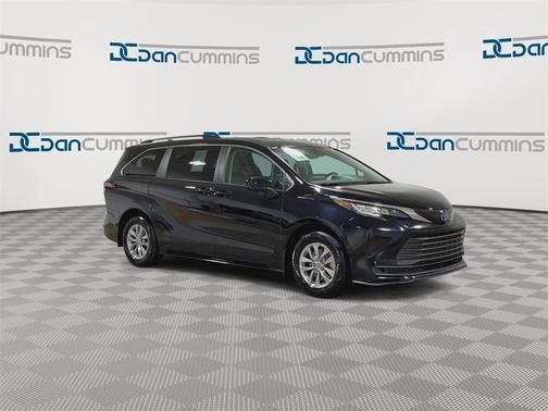 2022 Toyota Sienna LE