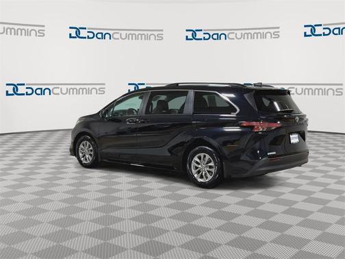 2022 Toyota Sienna LE