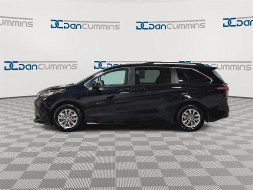 2022 Toyota Sienna LE