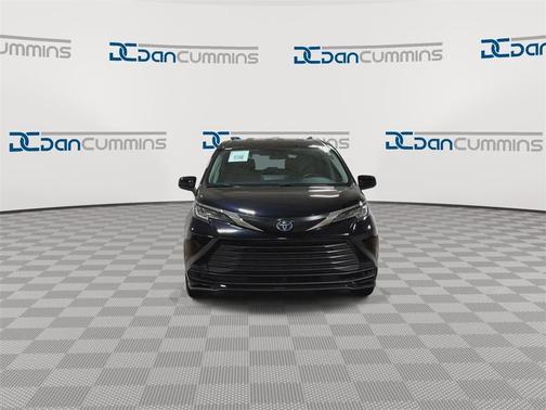 2022 Toyota Sienna LE