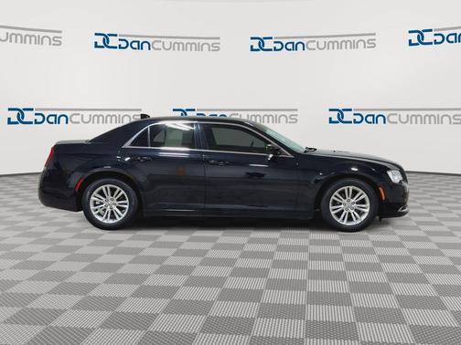Gloss Black 2018 Chrysler 300 Touring