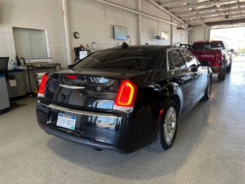 Gloss Black 2018 Chrysler 300 Touring