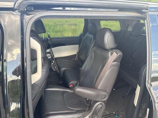 Aurora Black 2022 Kia Carnival SX