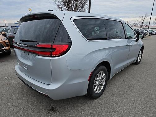 2024 Chrysler Pacifica Touring-L